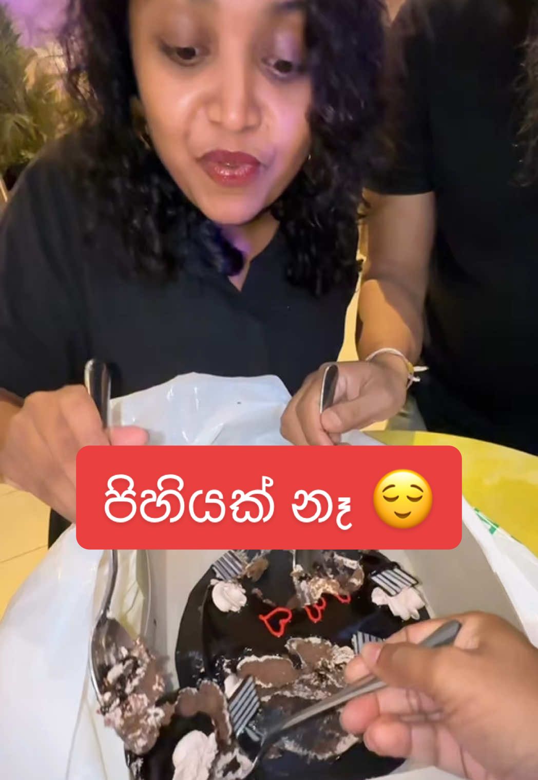 A post by @magic_compass on TikTok caption: කේක් කපන්න පිහියක් නැති වුනාම 😌🙃
