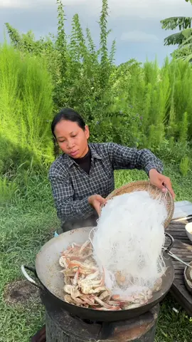A post by @chhomsreypach on TikTok caption: ឆ្ងាញ់មាត់ទៀតហើយបងប្អូន!! អ្នកនៅឆ្ងាយពីសមុទ្រទើបយល់អារម្មណ៍នេះ យូរៗបានញ៉ាំឆាក្តាមមីសួរទឹកស៊ីអ៊ីវម្តង និយាយពីថាឆ្ងាញ់នោះ! 😋🥰"
