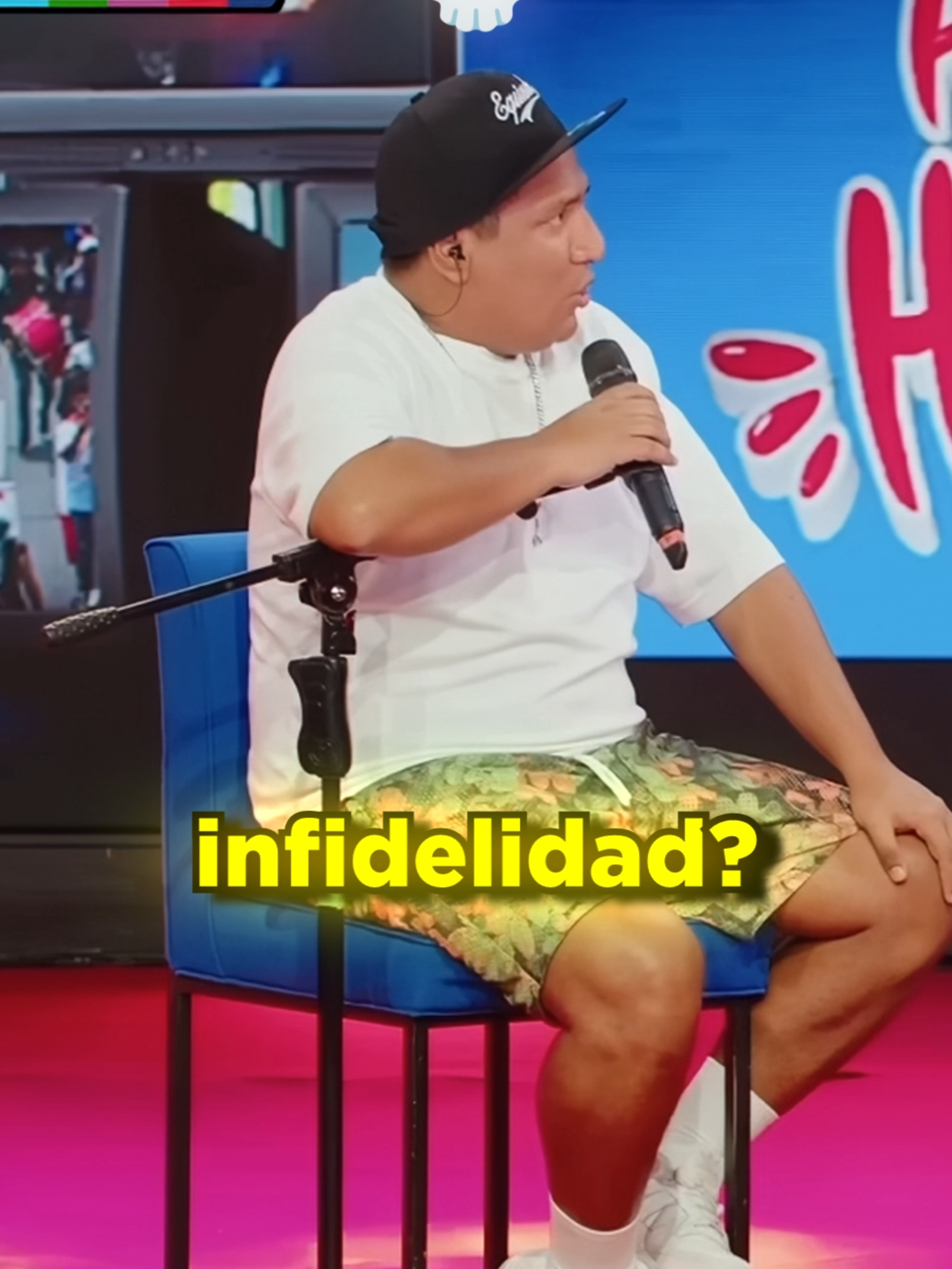A post by @hablandohuevadas.pe on TikTok caption: ¿Cómo NO te gustaría enterarte de una infidelidad? #hablandohuevadas #humor