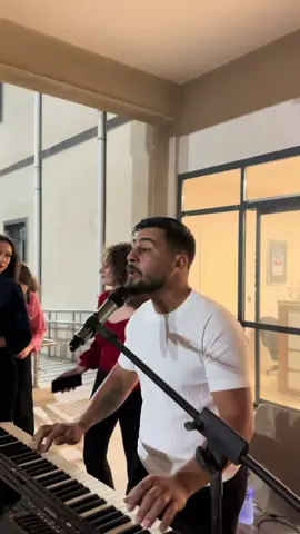 A post by @enescinpolat on TikTok caption: DÜŞÜNMEDEN  DİREK OYNA 😂⚡️⚡️⚡️#enescinpolat 