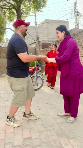 A post by @naeemraza076 on TikTok caption: #kaho na pyar ha#trendingvideo #viralvideo #foryoupage #tiktokviral #enjoylife 