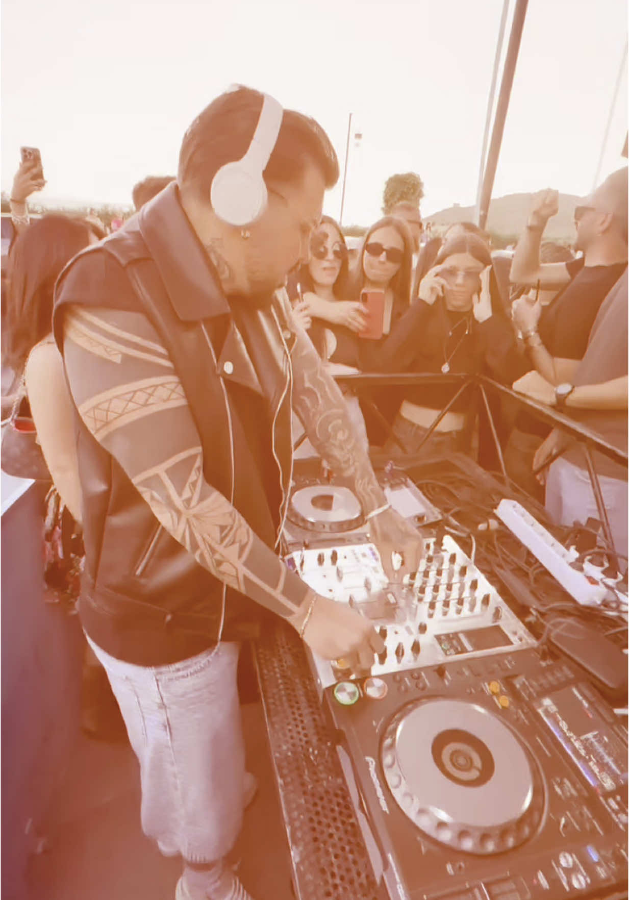 A post by @lino_giuliano on TikTok caption: Ogni notte ha una colonna sonora. Questa è la mia. 🎵 a presto ❤️🎧💪#djset #djlife #consolle #techhouse 