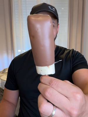 A post by @cestarpinbon on TikTok caption: Des glaces kinder Bueno avec seulement 3 ingrédients 🍨🍫 Coulis chocolat au lait :  - 200gr de chocolat au lait dessert  - 1 cac d’huile de coco ( ou huile classique )  Le tout à faire fondre au micro-ondes pendant 1min30  #recettes #ideerecette #recettesimple #recetterapide #recettefacile #recettefacileetrapide #recettesimpleetrapide #tiktokfood #cestarpinbon 