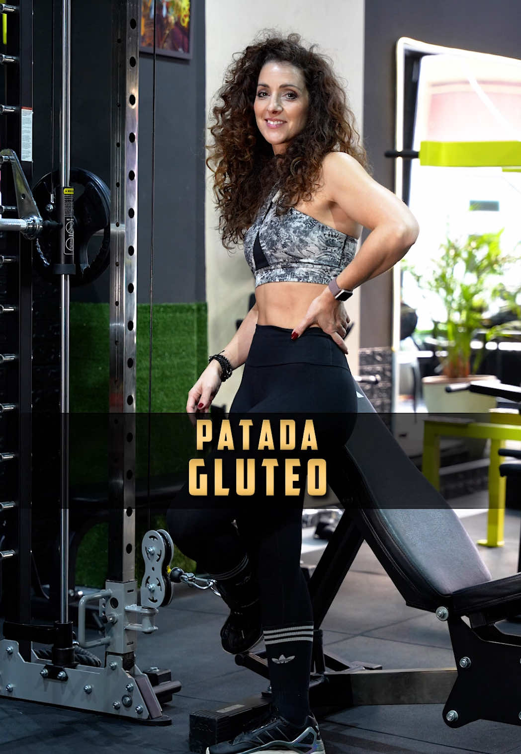 A post by @priscilla_bc on TikTok caption: ✅ PATADA DE GLÚTEOS  Perl esta patada es diferente porque con ella no te dolerá la espalda!! Chequea bien las instrucciones y pruébala en tu próximo entreno.  #legday #glutesworkout #fitness #fit #gym #fyp #paratiiiiiiiiiiiiiiiiiiiiiiiiiiiiiii 