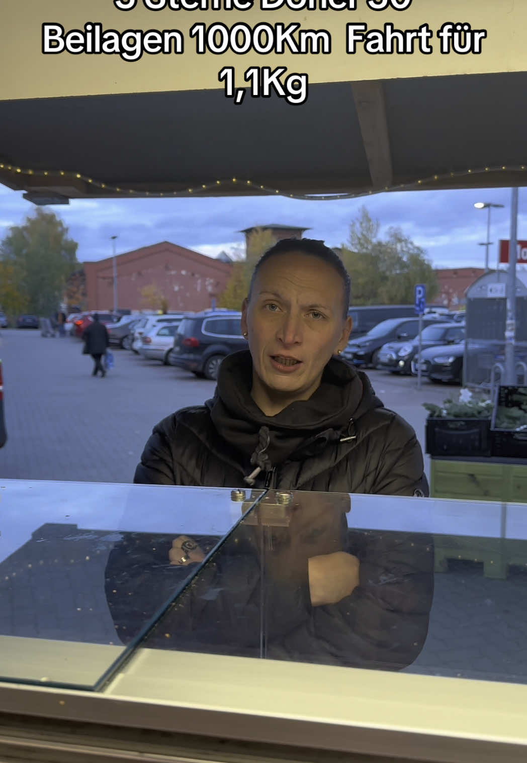 A post by @kurde.der.tiktoker.wurde on TikTok caption: Kunde fährt 1000Km für 1104Gramm bei #kalamatadönerlübeck #döner #viral 