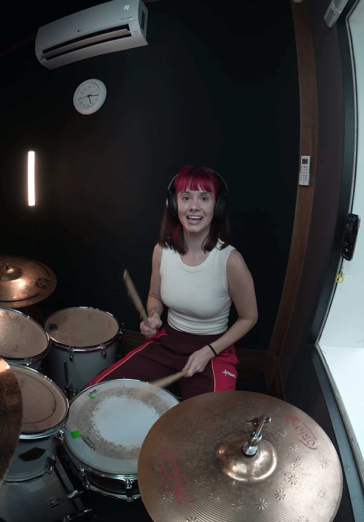 A post by @juliakbarni on TikTok caption: fazia tempo que não trazia um coverzinho proceis 🤪 comenta aqui o que acharam da música e qual a próxima que devo fazer?