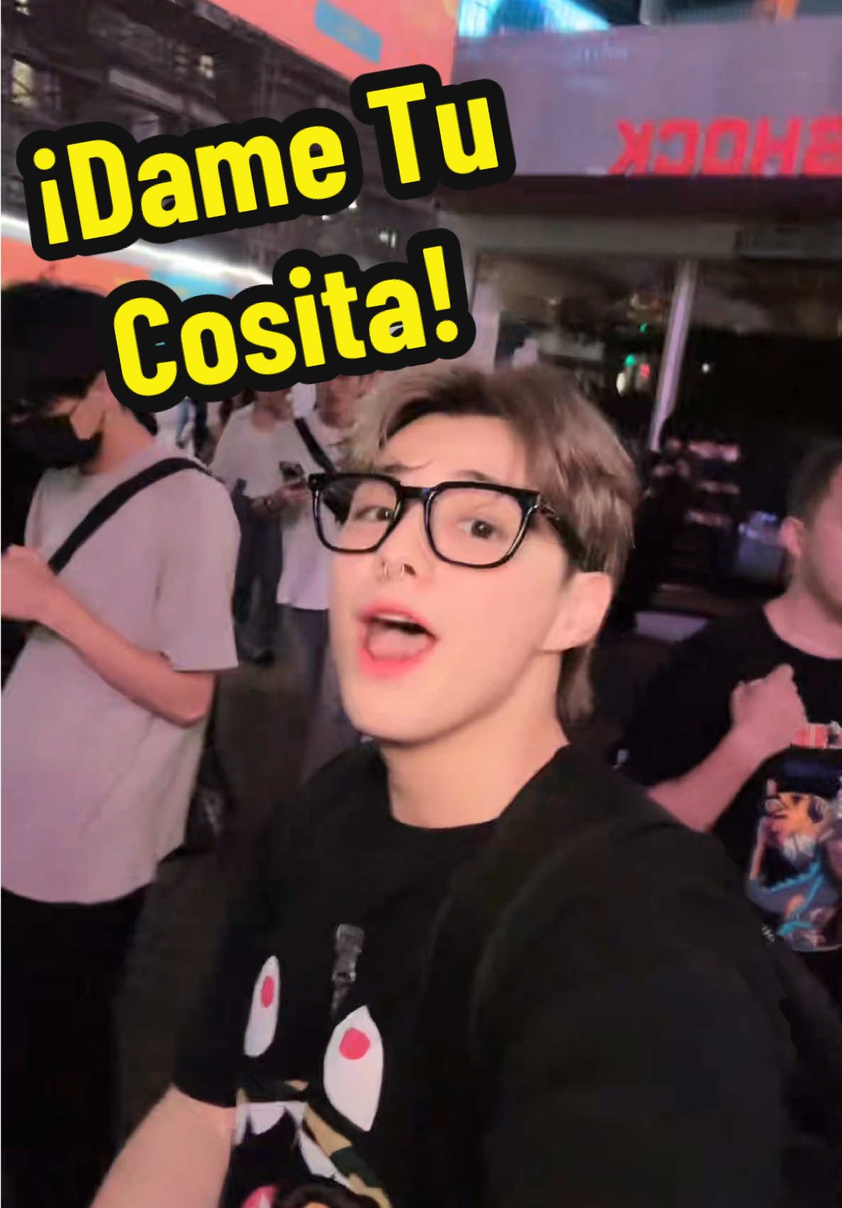A post by @oscaramau3 on TikTok caption: Estoy perdido en Shibuya! 😵‍💫 #fyp #oniichan #otakulife #japon 