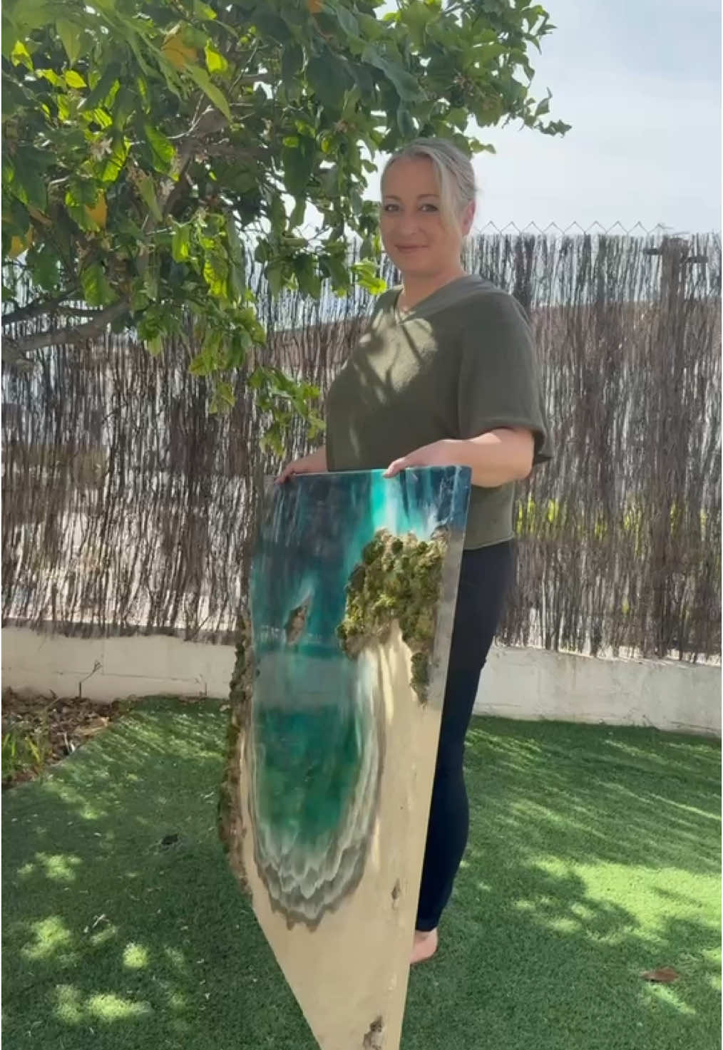 A post by @greenmaidenart on TikTok caption: Lidia me esperó con tanta dulzura y cariño…últimamente vuelvo a ir desbordada, pero cuando entro en la historia de una obra se detiene el tiempo. Esta vez representando La Playa de la Concha en San Sebastián, a mi estilo y evocando todo lo que ella me transmitió.  Un día escribí a Lidia y le dije…”Lo siento mucho, no me ha pasado casi nunca, pero no es lo que yo quiero así que la estoy repitiendo” y ella me contestó entrañablemente bella.  Y así nació “El abrazo” una obra que no me fue fácil al principio pero que acabe disfrutando muchísimo. Así que cuando le llegó a su casa y me dijo que no podía dejar de mirarla fascinada, dije ahora si, a veces volver a empezar y dar un paso para atrás puede ser de las mejores decisiones…como siempre…en el Arte y en la Vida  Infinitas gracias Lidia 🤍🙏 #Art #artwork #resinart #resin #decor #foryou #artist #artistsoftiktok #painting 