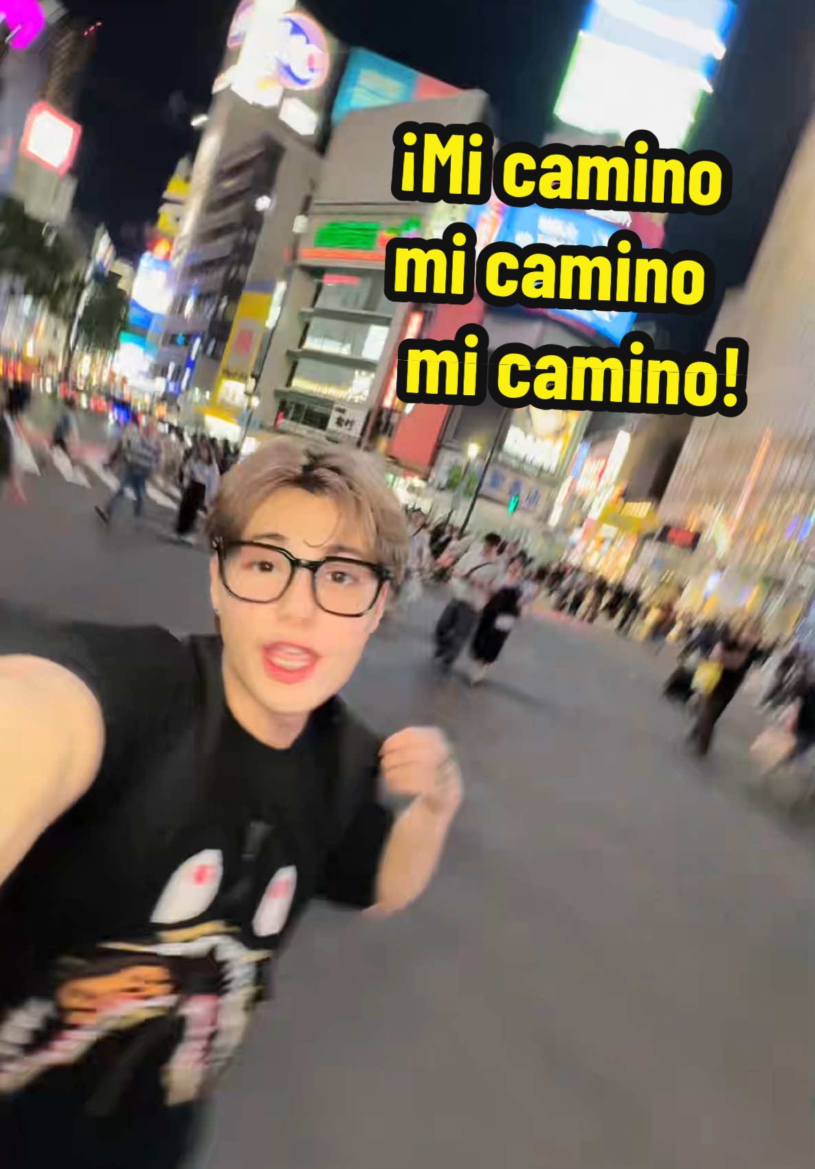 A post by @oscaramau3 on TikTok caption: Siguiendo mi camino mi camino mi camino mi camino ninja en Japón! 😈 #oniichan #humor #otakulife #destacame 