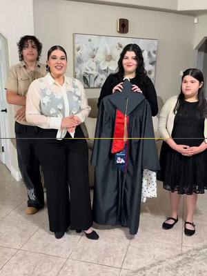 A post by @es.raquel on TikTok caption: Felicidades a mi hija Crystal por este gran logro académico, estamos muy orgullosos de ti hija!🥰❤️❤️👩🏻‍🎓🎓#fyp #parati _R