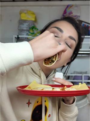 A post by @karimepindter on TikTok caption: Nuestro platillo de #HoySoyElChef va dedicado a Vidal de la Taqueria El Unicornio Bebé ubicada en la Roma Norte (Calle San Luis Potosí 227) 🤤 @Tania Rincón @HOY 