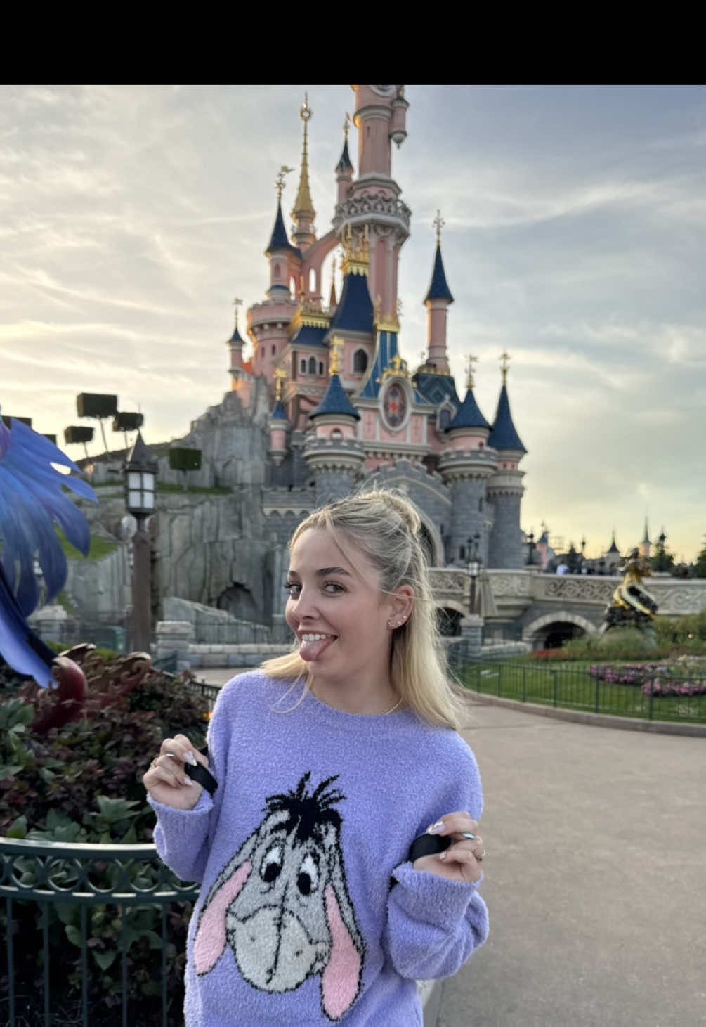 A post by @skibanoemi on TikTok caption: csodálatos kis nap🥹🩷 #disneyland #vlog #travel #bestie #fyp 