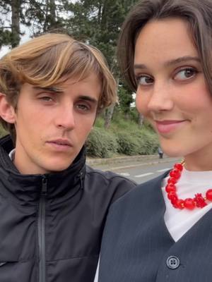 A post by @enzoetcharlotte on TikTok caption: Parfois, il faut des années pour t’apprendre une simple phrase. Et parfois, tu répètes spontanément, à la perfection, ce que tu as entendu une seule fois. Conclusion : ton cerveau est un vaste mystère qu’on a cessé d’essayer de percer ! On remercie Lison ( une bénévole) pour cette vidéo juste incroyable et inattendu 🤣🤣🤣 Alors on savoure tes apprentissages spontanés — souvent des bêtises 🥲😂 — mais au moins, avec toi, on ne s’ennuie jamais ! Et pour le reste, on retrousse nos manches et on ne lâche rien tant que tu n’as pas acquis de nouveaux mots et phrases 🥰 #AutismeSévère #AutismeAuQuotidien #tsa #Neurodiversité #PetitPasGrandProgrès #AmourInconditionnel #orthophonie #DifférentMaisPasMoins 