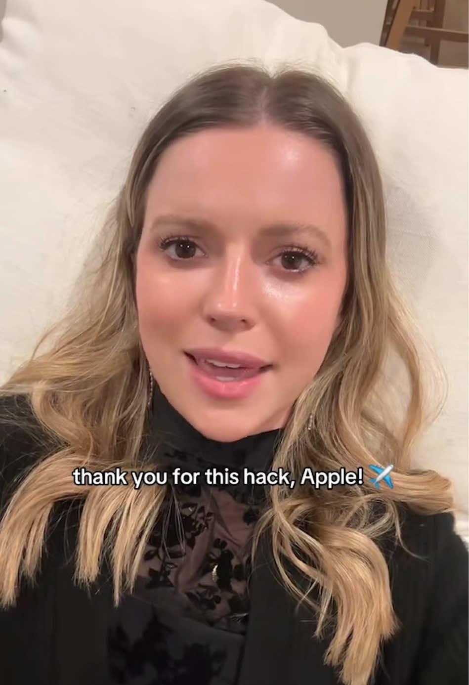 A post by @apple on TikTok caption: @Michel Janse uses Spotlight Search to get an updated ETA for her friend’s flight. ✈️ Here’s how ⬇️ • Tap on a flight number in iMessage or in the Notes App. • Spotlight Search will pull up flight info directly. • Track the latest details and status of arrival. Created by @michel.c.janse. Shared by Apple. Music: “Cozy Soirée” (Instrumental) by @Bolo  #AppleMagic #iPhone16 #SpotlightSearch