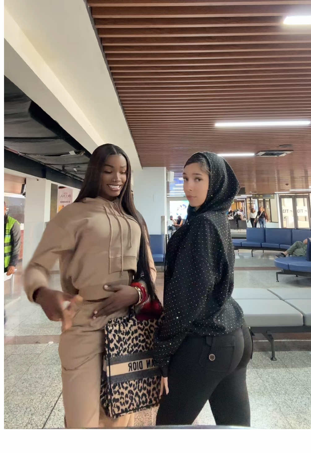 A post by @lagigird on TikTok caption: Camino a comlombia 😋@LAPIRYY🐩💅🏾🦋 