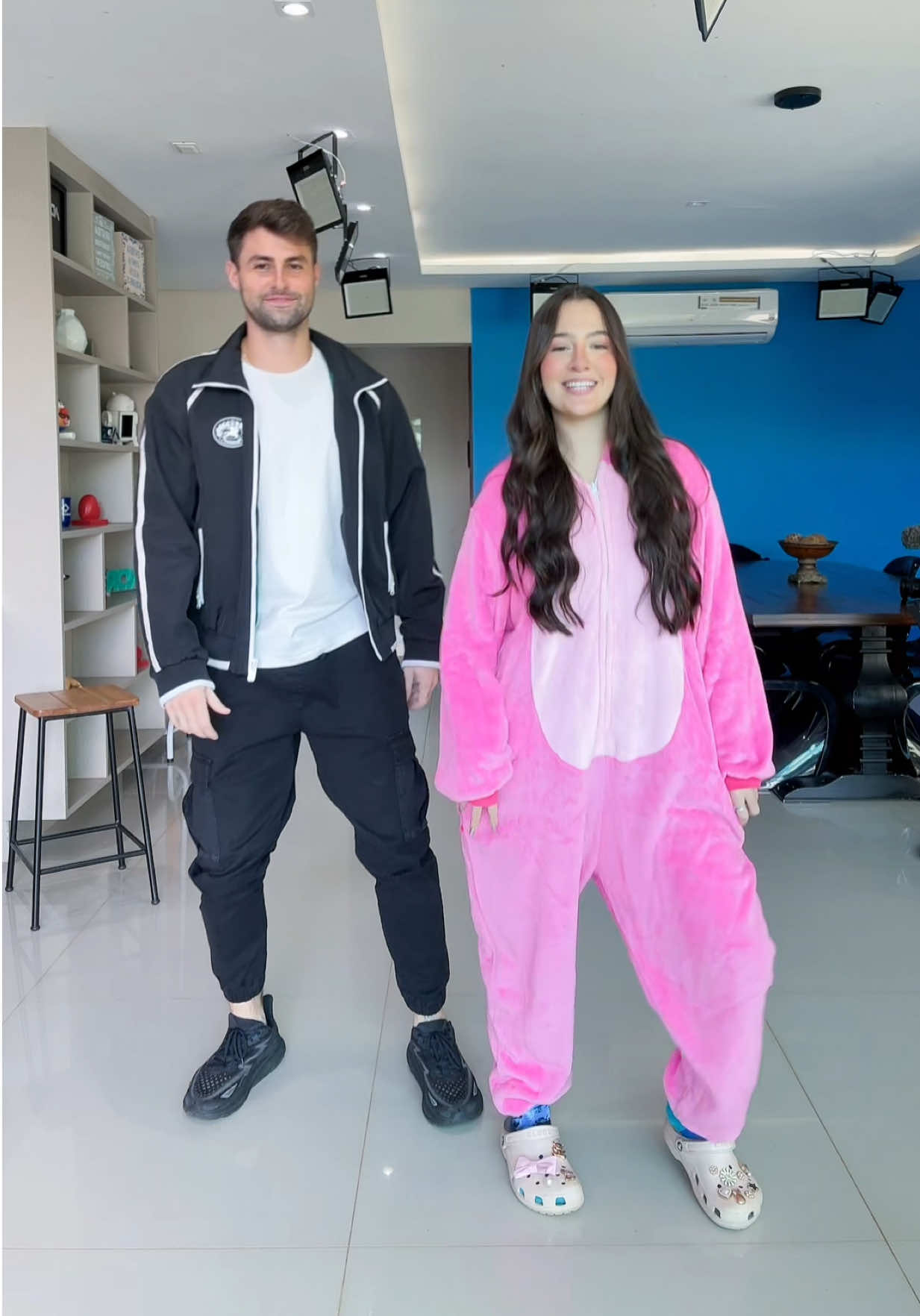 A post by @juliapimentelreal on TikTok caption: @Rezende 👊🏻 