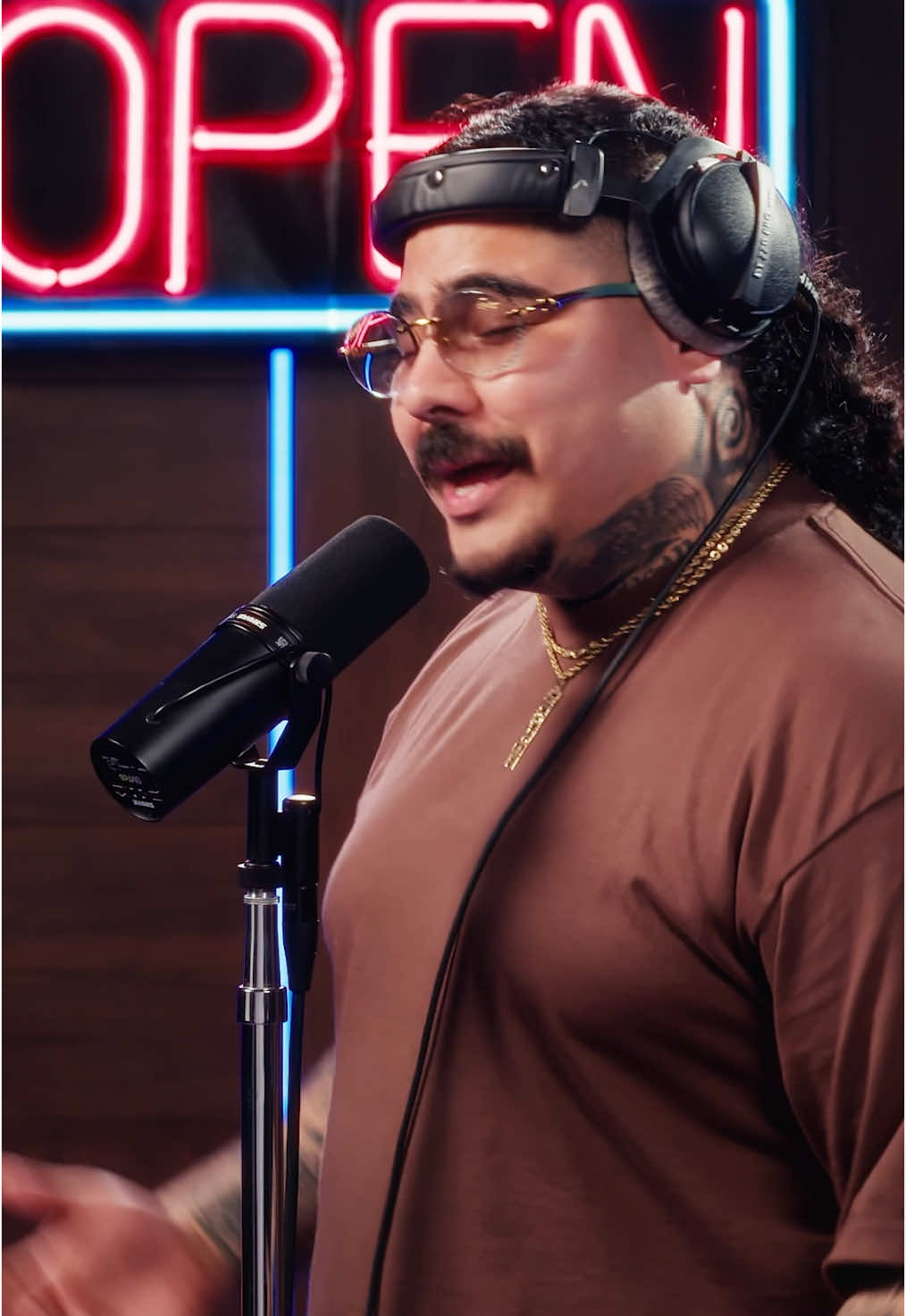 A post by @thatmexicanot on TikTok caption: What she say?? 😂 I appreciate the love on “Baby Mad At Me” and yall for having me @Genius  #thatmexicanot #genius #performance 