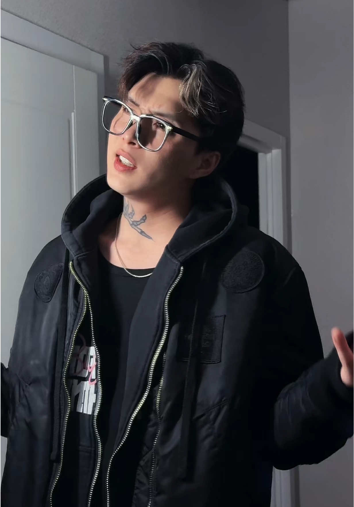 A post by @ten_yujin on TikTok caption: три слова