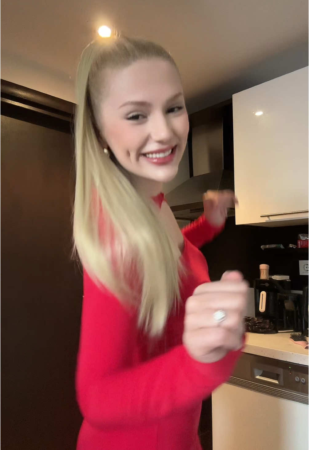 A post by @aybukeyim on TikTok caption: bu sarkinin popüler olduğu dönem>>>>2025