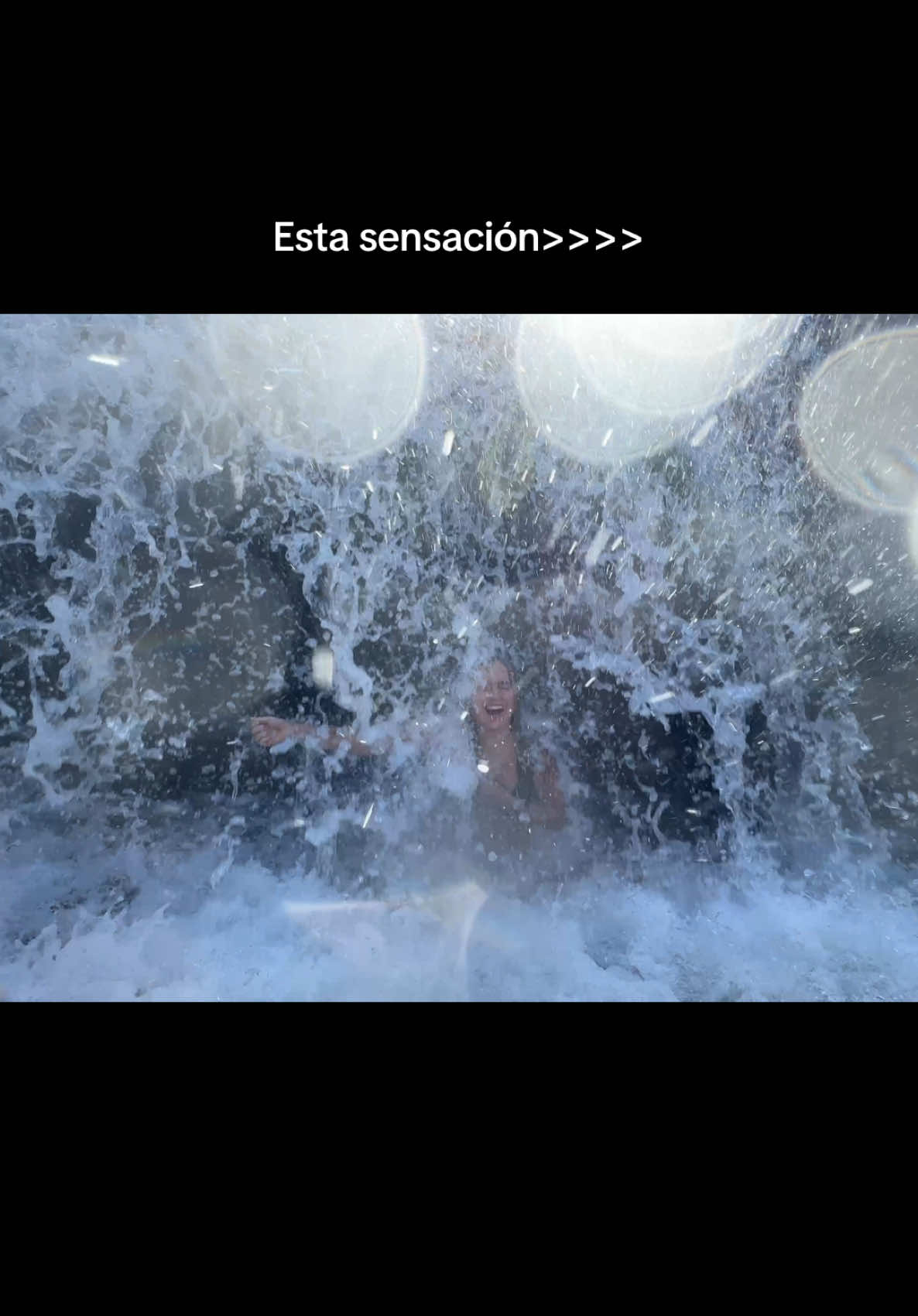 A post by @celessalas on TikTok caption: me dio mil años de vida❤️‍🩹 #brasil #surfing #cascada #viaje #naturaleza 