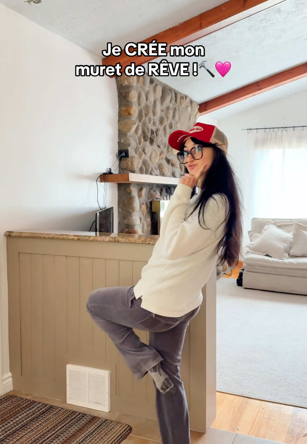 A post by @emylalune on TikTok caption: C’est un vrai travail d’équipe…😂🩷💪🏼  Pour vrai, une chance que mon père est là hahaa #rénovation #transformation #pèrefille 