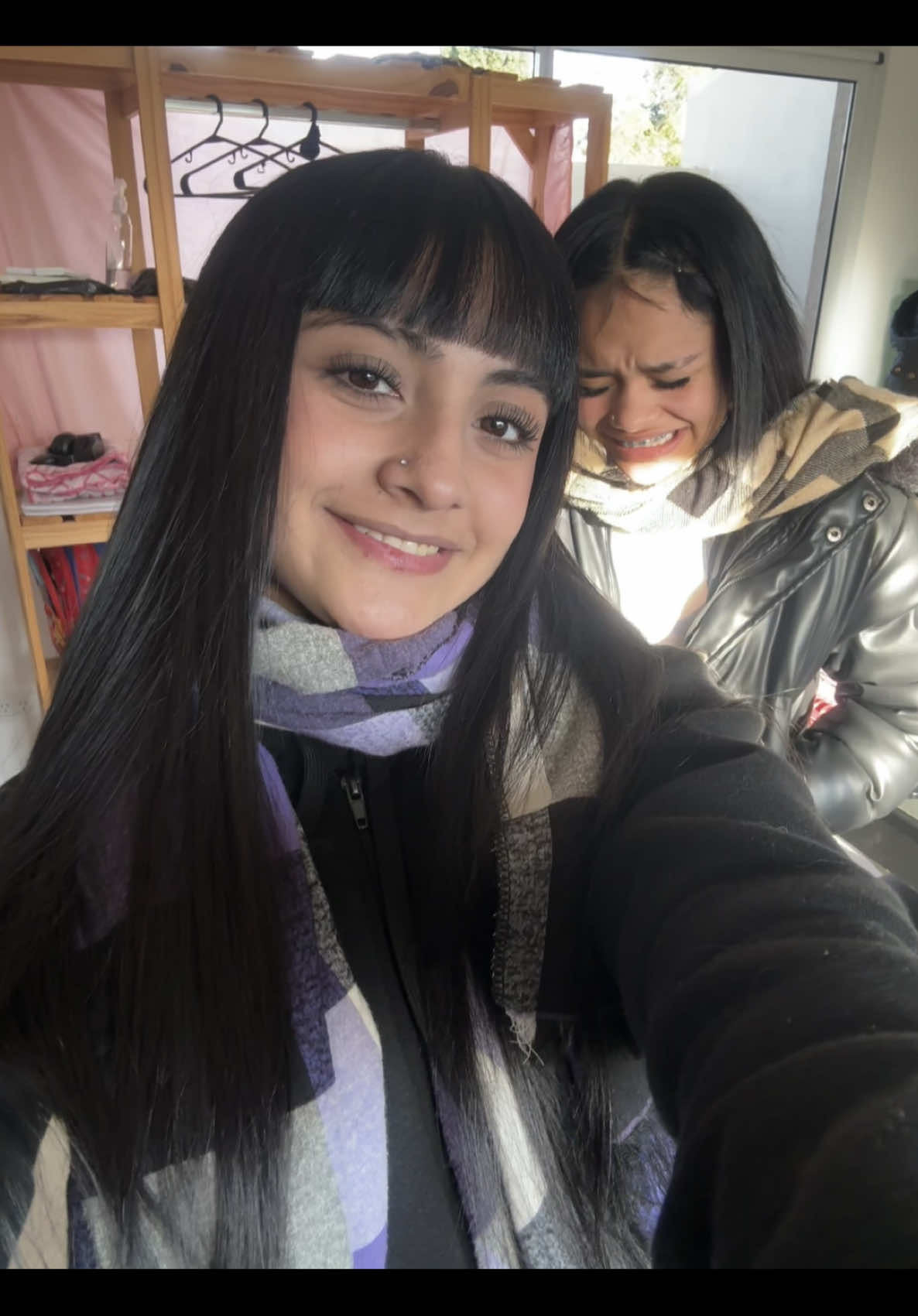 A post by @celestteanabel on TikTok caption: zoe atrás jajaja #fyp #parati #tiktok #bufanda #frio 