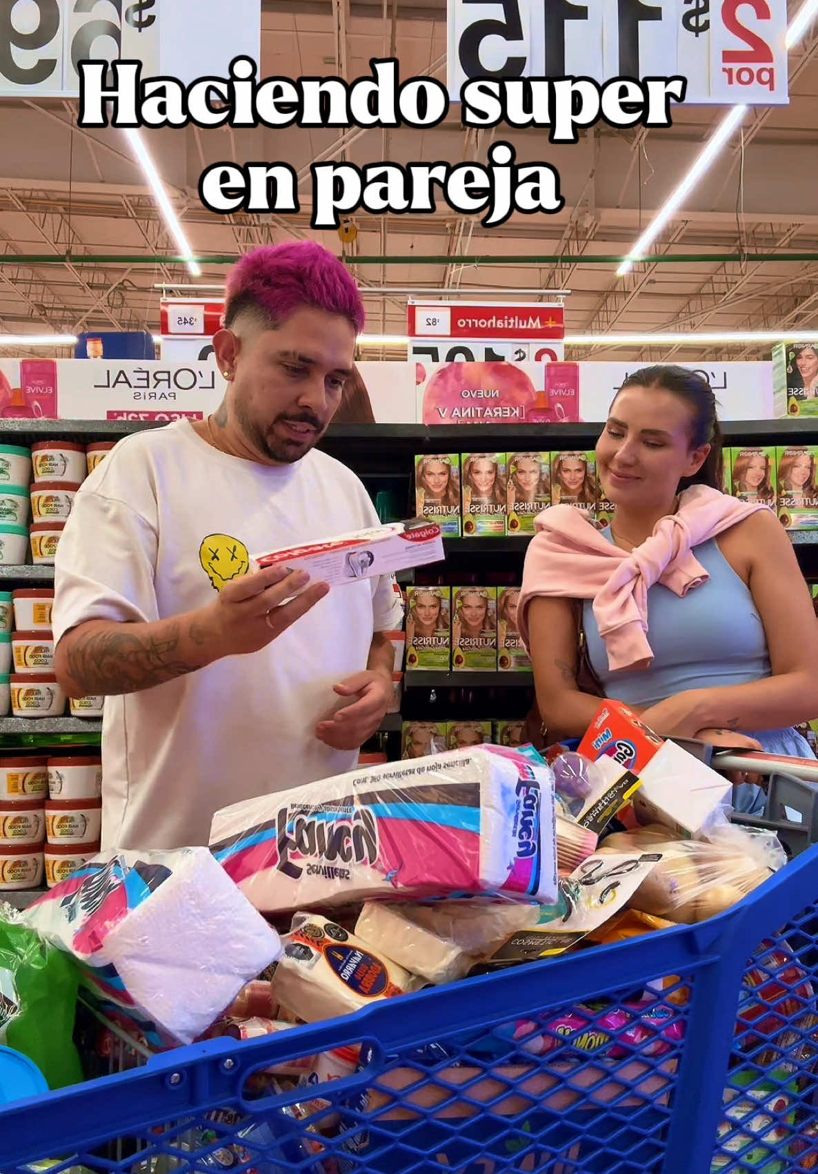 A post by @soybanaz on TikTok caption: Haciendo super en pareja vs. Soltero