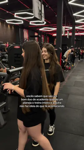 A post by @sofiaespanha on TikTok caption: eu sou a que só vai seguindo e fazendo o que a pessoa fala @Sophia Bianco 