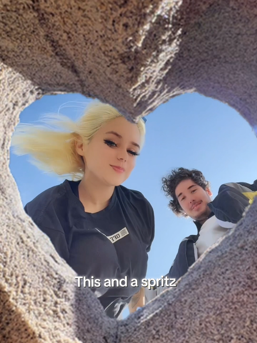 A post by @indiskovar3.0 on TikTok caption: Quisiera estar en la playita 