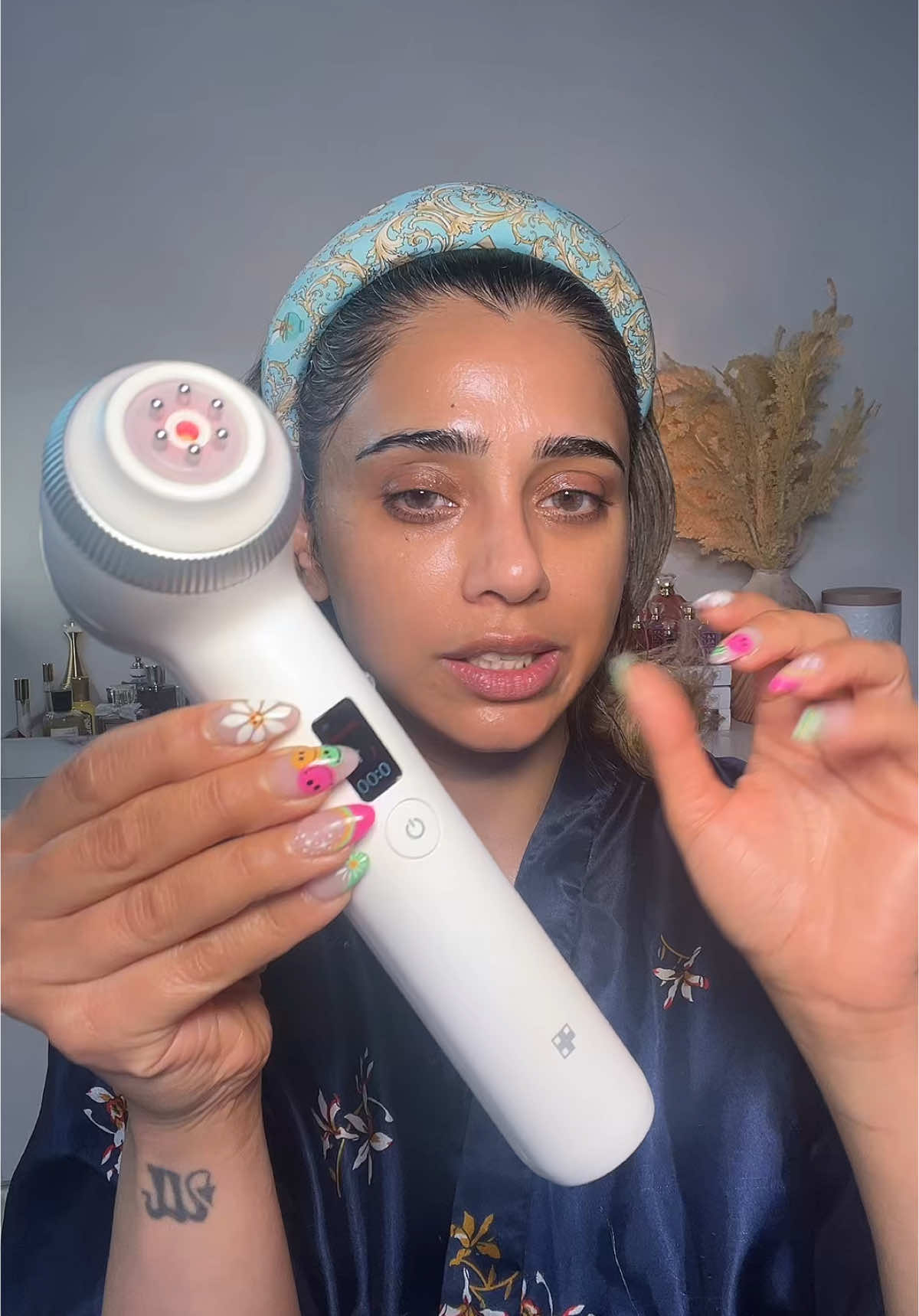 A post by @everandhawaofficial on TikTok caption: I’m in love with @medicube global  AGE-R Ultra Tune 40.68, best red light therapy portable device I ever used. Available to purchase @YesStyle website use ULTRA20 and plus my reward code to save huge amount. link in my bio #yesstyle #yesstyleinfluencers #medicube #medicubepartner 