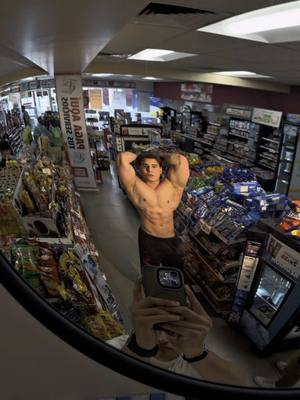 A post by @axelmguerra on TikTok caption: De pura oreo este bulk 🛒 (repetiremos el video en cut)  #gymtok #fitness #fyp #gym #fitnessmotivation #aesthetic 