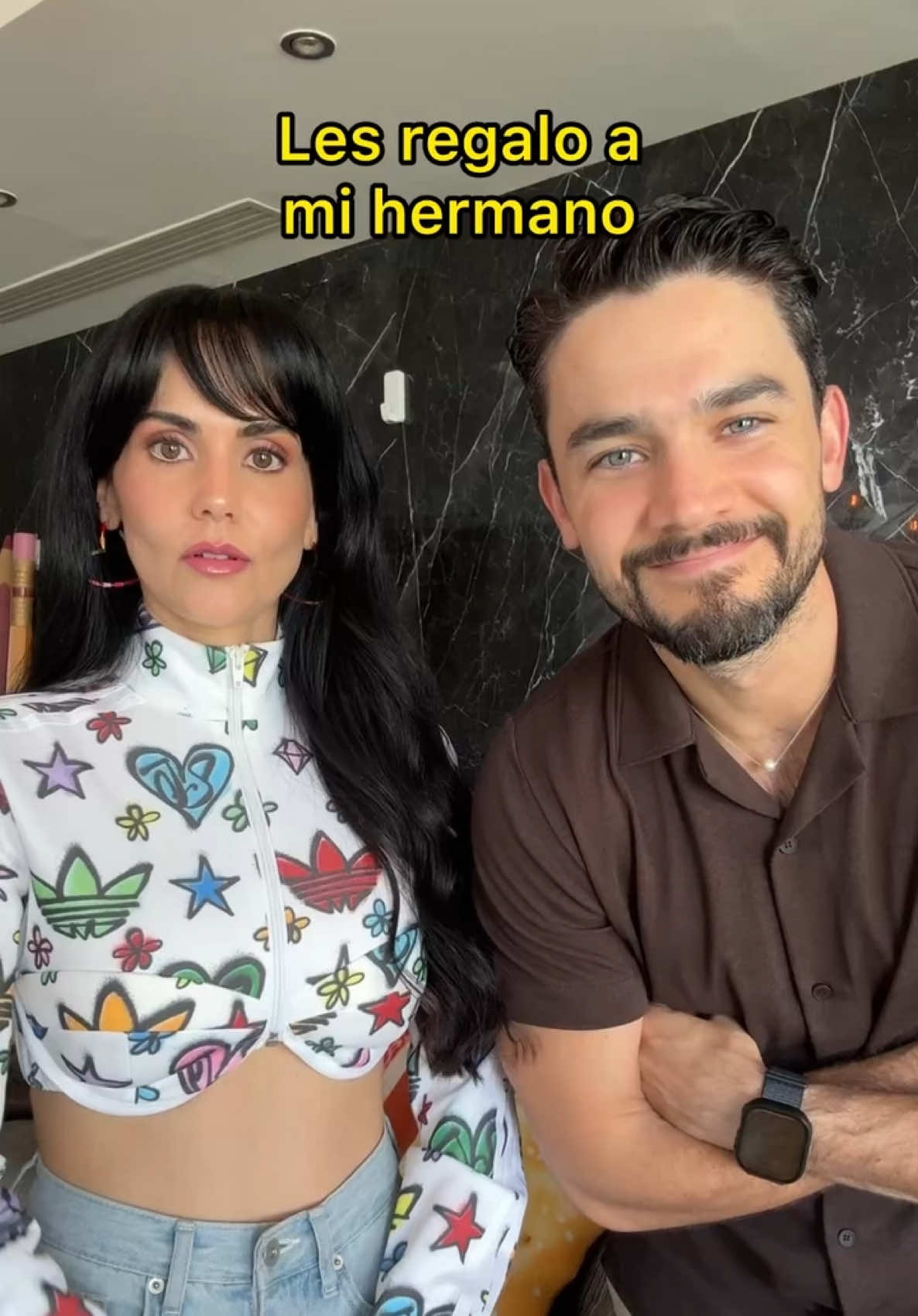 A post by @carolinarinconf on TikTok caption: Carolina presenta ✨El Hermano✨ @José Manuel #humor #elhermano #hermanos #telenovela #proximamente #comedia 