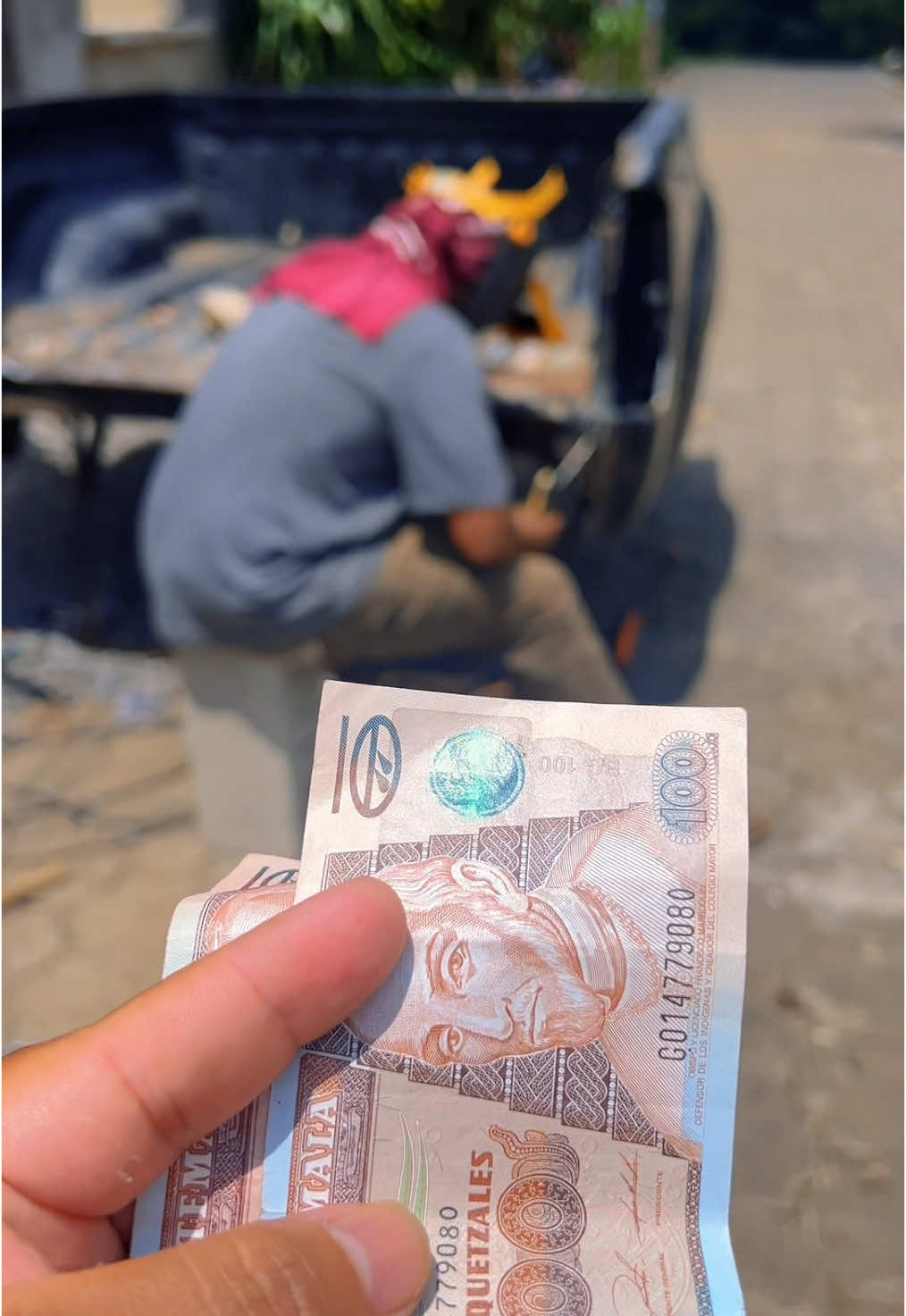 A post by @dalechapi on TikTok caption: Le regale 200 Quetzales!#videoviral #dalechapin 