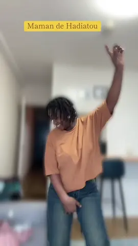 A post by @reinecoulibaly15 on TikTok caption: #😂😂😂 #tiktokguineenne224🇬🇳🇬🇳✌️🥰❤️ #ゴールドコースト #maman2025 