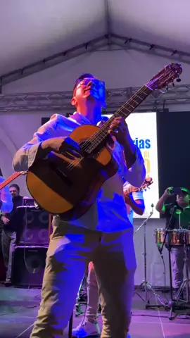 A post by @pablopazrequintista on TikTok caption: Música en vivo 🎸♥️#instrumental 