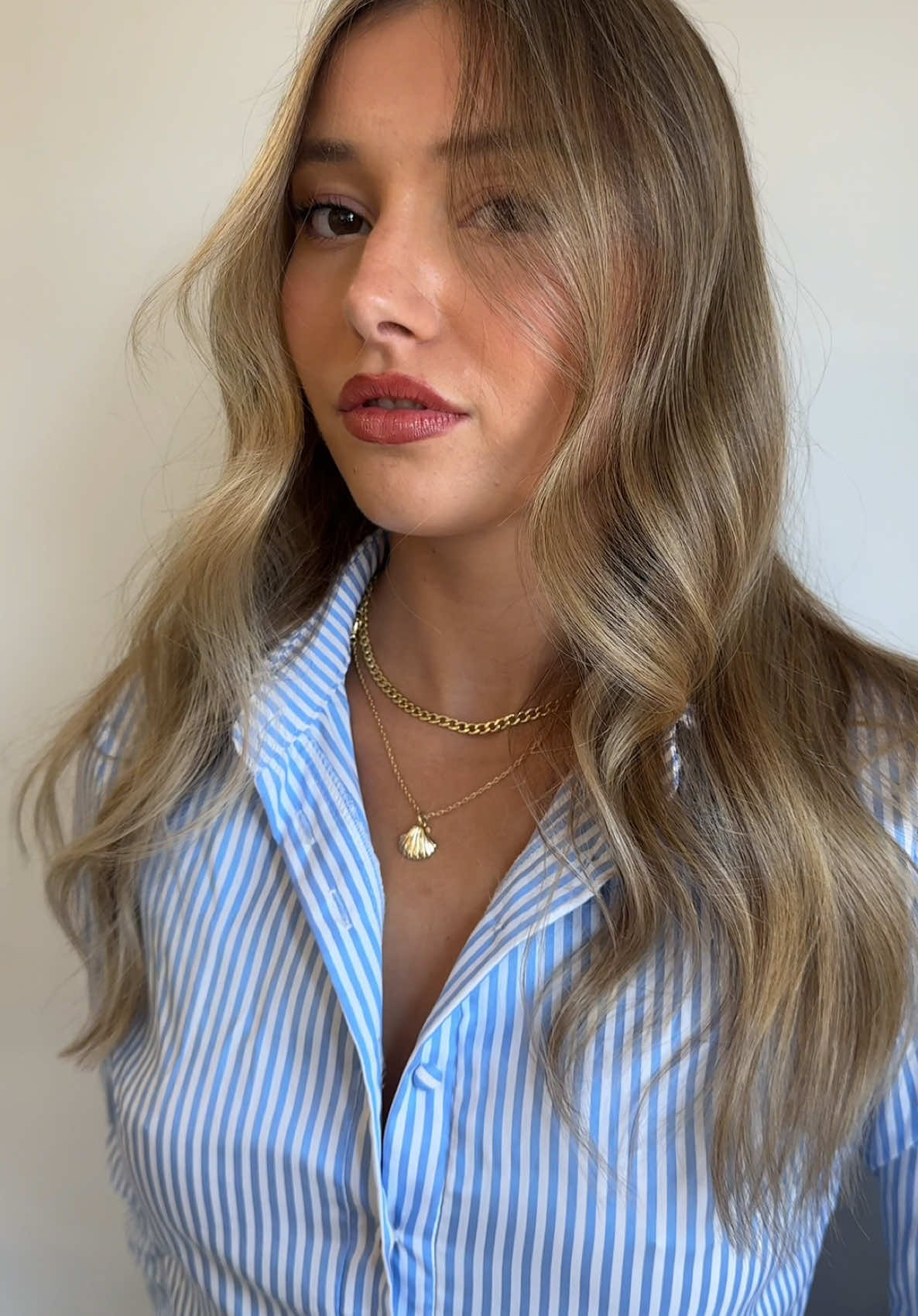 A post by @kikimlanglois on TikTok caption: SCREAMING 🤩🤩🤩🤩 #balayage #blondehair #blonde #hairtok #hair 