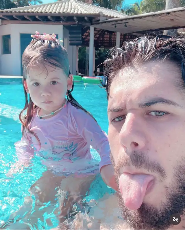 A post by @zefelipe on TikTok caption: Já passou da 00h aqui em Portugal 💖  30.05  Senti a mão de Deus no seu nascimento, um mundo cor de rosa. Vi minha alegria se multiplicar quando te olhei nos olhos pela primeira vez e ouvi seu choro ainda rouco mas firme e precioso. Minha primogênita. Minha tota corajosa! Você e seus irmãos são a tradução do amor pra mim. Sua fé me toca e me ilumina todos dias. Você é abençoada. Obrigado por me presentear com sua vida, sua gentileza e o dom de me fazer feliz apenas com o seu "papai".  Chorar era um bloqueio, hoje não tenho mais. Isso é novo em mim! Choro de alegria e muito amor por vocês. Choro por felicidade. Queria estar muito aí com você tota! Louco de saudade. Vamos comemorar muito sua vida!!  Conte sempre comigo. Tudo por vocês. Parabéns minha princesa, Feliz aniversário, Maria Alice 🩷 TE AMO! #FelizAniversario #MariaAlice #TeAmo #Filha 