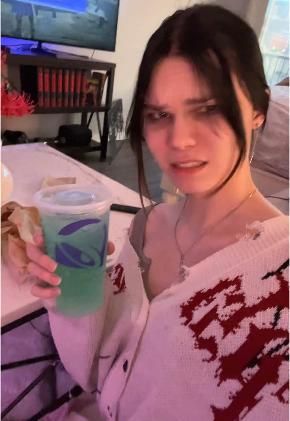 A post by @comf.ycakes on TikTok caption: They gave me 2 Baja blasts but I ordered an apple???… #fyp 