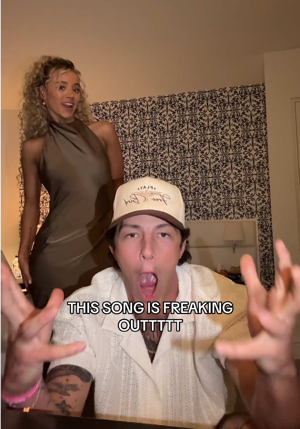 A post by @itstaylerholder on TikTok caption: GO STREAM THAT THANGGGG!!! Link in bio @Zoeyaune 