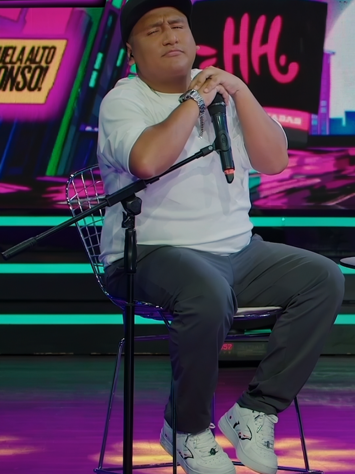 A post by @hablandohuevadas.pe on TikTok caption: Jorge Luna se fue sin comer #hablandohuevadas #humor