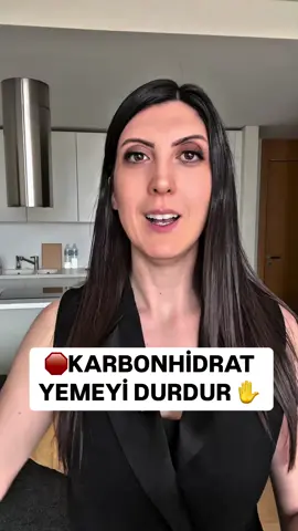A post by @eliferdenay on TikTok caption: KİLO VERMENİN EN HIZLI YOLU Hızlı kilo vermek için karbonhidratı kesmek doğru bir yaklaşım değil. Bunun yerine ortalama bir kalori açığı oluşturmak ve zihinsel telkinler kullanmak daha etkili olacaktır. Karbonhidrat kısıtlaması su kaybına neden olabilir, ancak gerçek yağ kaybı sağlamaz. Diyetisyen desteği ile ortalama bir kalori açığı belirleyip, zihinsel telkinler kullanarak yeme davranışını yeniden programlayabilirsiniz.