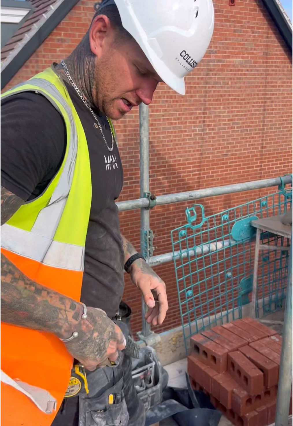 A post by @iicollisonii on TikTok caption: The easiest way to build a gable end by a country mile #bricklaying #bricklayer #brickwork #trowellife #pricework #advice #learn 