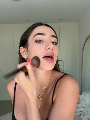 A post by @lolalolita on TikTok caption: Piel natural, protegida y con efecto piel de bebé. Publi. Con la BB Cream de @Erborian France es mitad maquillaje y mitad tratamiento, enriquecida con Ginseng coreano, tan eficaz como el retinol  #erborianspain #bbcreme #kbeauty