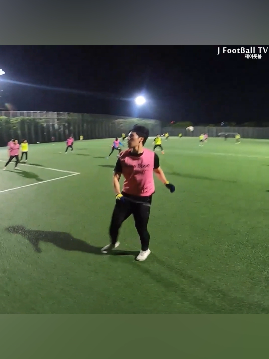 A post by @jfootballtv on TikTok caption: Dribbler's eye view ⚽️ #football #soccer #ro#제이풋볼 