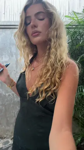 A post by @daisymabes on TikTok caption: 👅 👅👅
