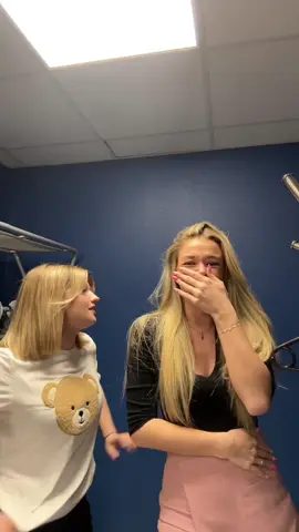 A post by @emmaaamusic_ on TikTok caption: y’a rien qui va jsuis en fou rire @marinedmusique 🤣🤣🤣🎀 #barbiebyemma #staractour2024 #staracademy2024 #humour #pourtoii 