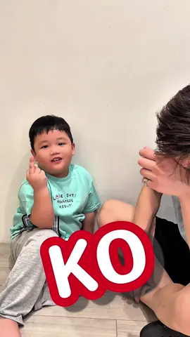 A post by @1006nk on TikTok caption: 我懷疑他在偷罵我，但是我沒有證據🤣🤣🤣其實孩子的世界就是這樣子，他們只是很單純的覺得爸爸鼻子比較長而已～ 所以大人先不要太容易大驚小怪，先讓這個事情過去，再好好的跟他說，爸爸鼻子沒有那麼長的就好，哈哈哈哈哈因為千萬不要在這個時候太大驚小，畢竟在他這個年紀還沒有辦法理解那麼多，所以如果我們看到後太大驚小怪，反而會讓孩子覺得有趣而不斷的加深印象喔。  後來我們跟弟弟說法是（其實鼻子沒那麼長），教會他正確的手勢後，他就已經完全不會比這個（長鼻子」嘍😂