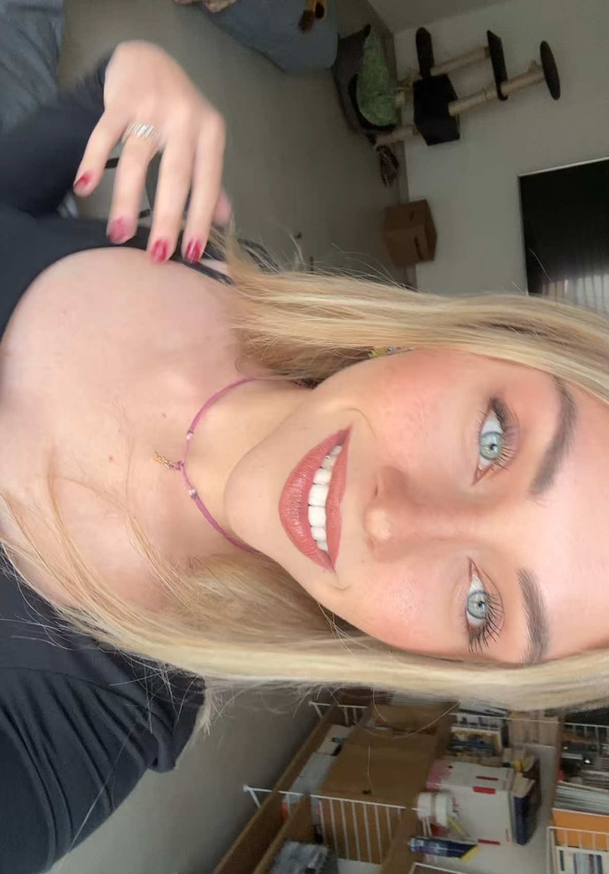 A post by @elisamalchiodi on TikTok caption: “Che torni a casa e dormi sempre insieme al gatto” come fai a saperlo?😳