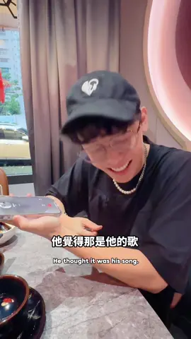 A post by @kevin0204660 on TikTok caption: Toyz的火鍋店鍋癮子🍜 /加持一下ep2 - 懷念點名日子的+1 喜歡吃火鍋的可以來體驗看看，花膠雞湯頭濃郁而且香氣十足✨在麻辣鍋中算不錯，有驚豔！ 竹炭豆腐、金銀皮蛋都是必點品項、原本沒有點，但感謝招待，意外好吃✨（果然還是要點招牌菜） 我這次吃牛小排，肉質比想像中好吃很多，菜盤也不馬虎 招牌紅、黑罌粟醬配肉很下飯，喜歡麻辣的朋友可以來試試。 而且包廂寬敞舒服，很適合帶家人一起來聚餐～ 📌 鍋癮子-七期市政店 📍 台中市西屯區惠中六街15號 有需要「加持一下」的店家都歡迎私訊 #酷炫老師 #加持一下 #短影音  #台中火鍋 #鍋癮子 #花膠雞湯 #平凡之路 