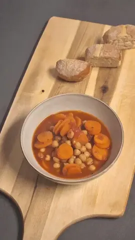 A post by @kochen.macht.spa on TikTok caption: Kischererbsen Mohrüben Eintopf  Rezept  500g Mohrüben  800g Kichererbsen  2 rote Zwiebeln  2 Knoblauchzehen  etwas Olivenöl  1 Liter Gemüsebrühe  2 El Tomatenmark  1 Lorbeerblatt  3 Piment Körner  2 tl Salz  1 tl Pfeffer  1/2 tl Kreutzkümmel  1/2 tl Koriander  #eintopf #kochen #lecker #food #essen #Foodie #funny #FoodLover #trends #rezept #einfacherezepte #schnellerezepte 